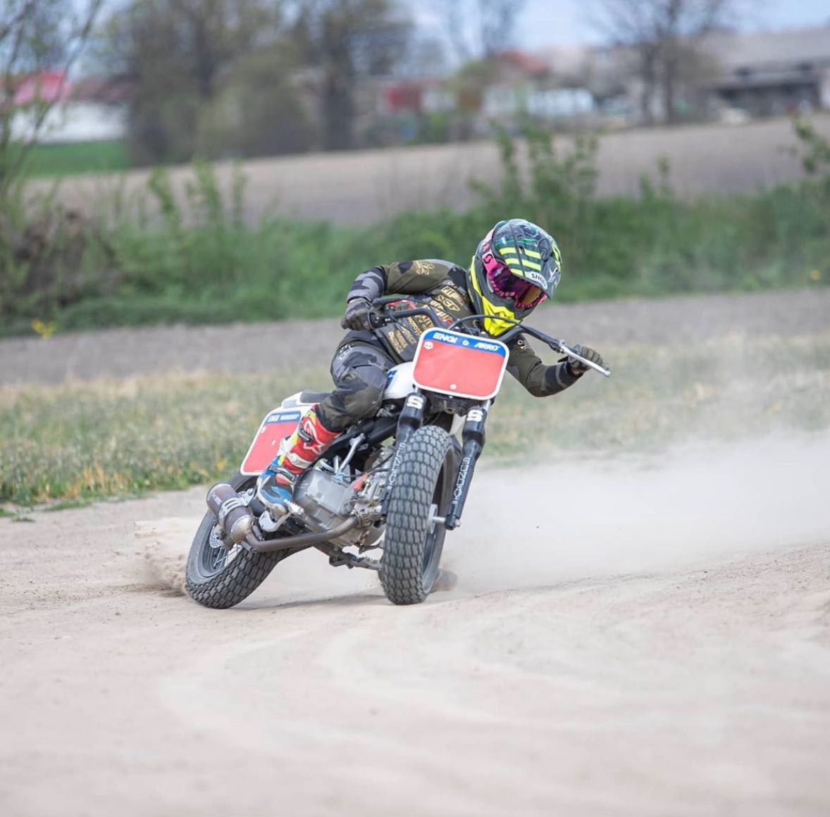 Fast ✊️ & Left 🔄
@maksymilianpawelczak 
—
#sundaymotors #flattrack #moto #motorcycle #ycf